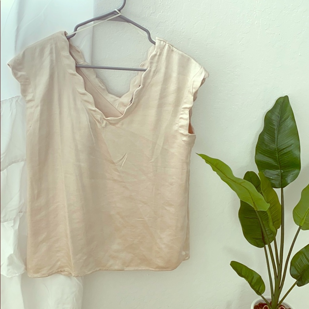 Scalloped top